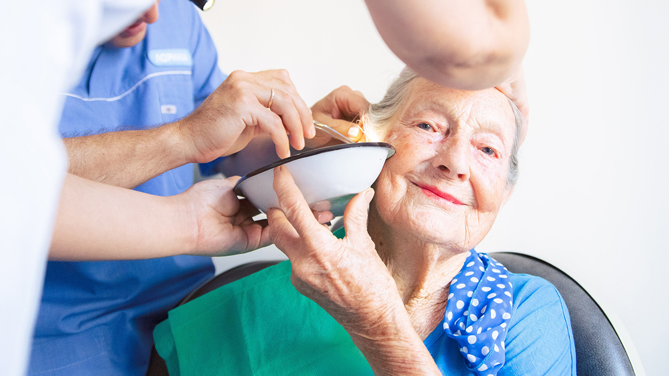 Видалення сірчаної пробки