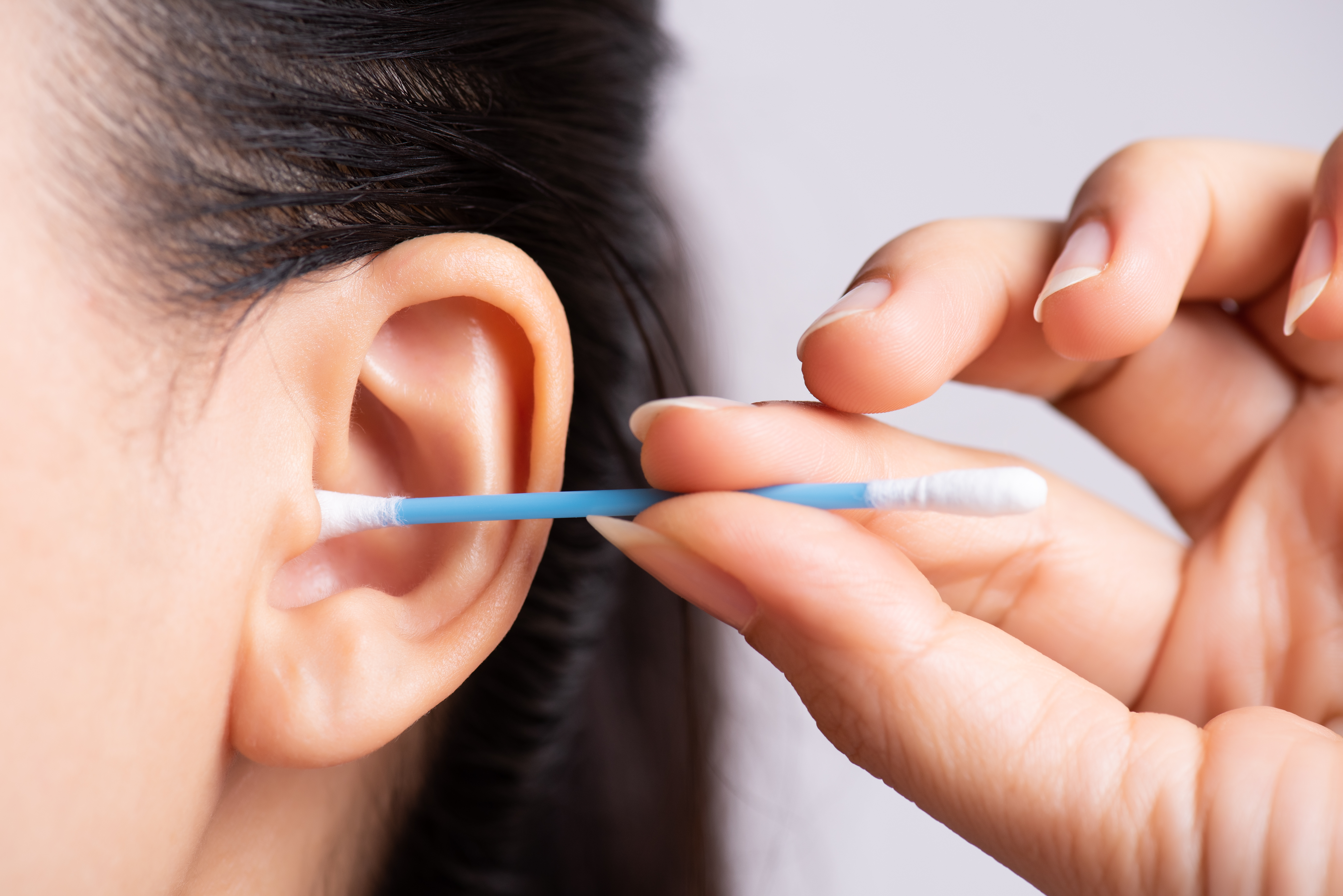 Ушная сера: чистить уши, или нет?